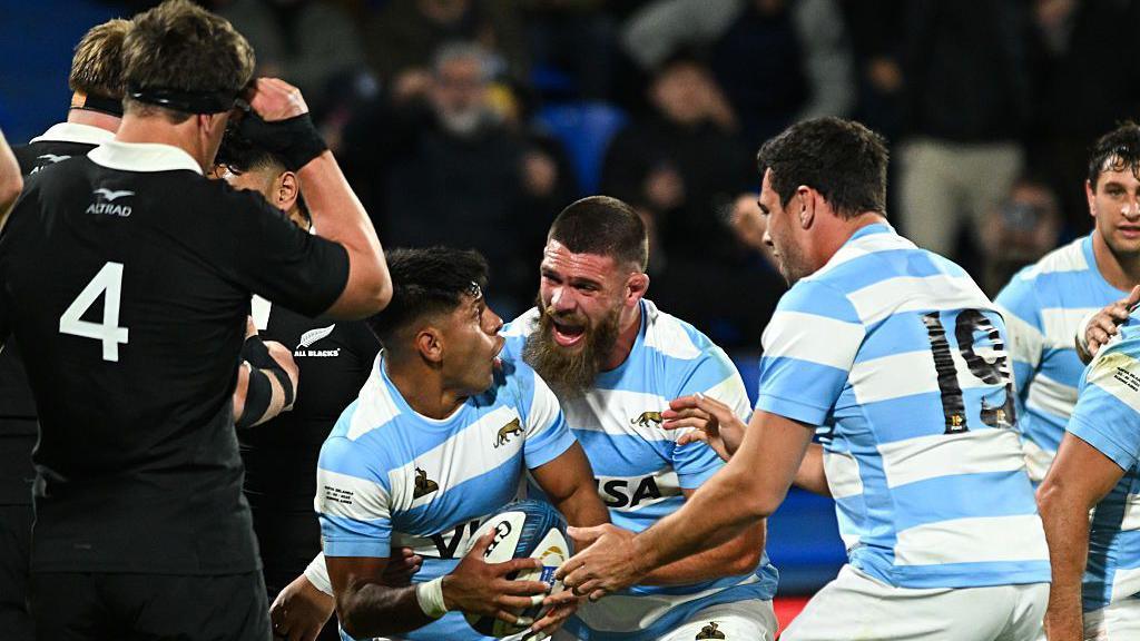 Argentina beat New Zealand 29-23